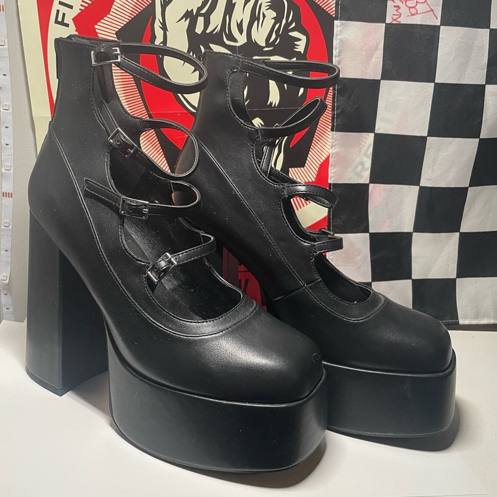 Shoe Freaks Platform Mary Jane heels!